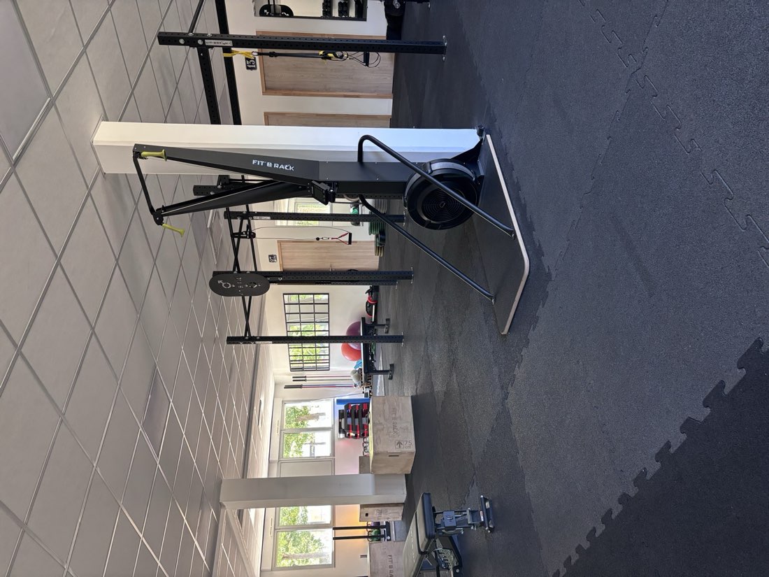 La cage de crosstraining et l'espace machines