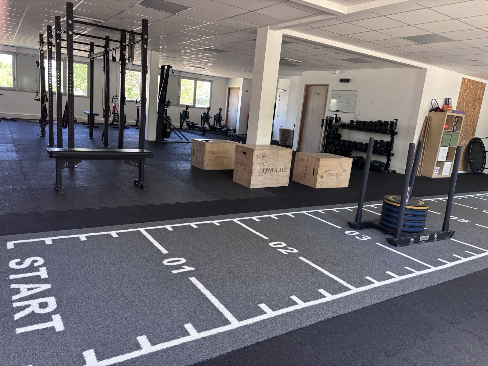La piste de sprint et les box de plyométrie du gymnase