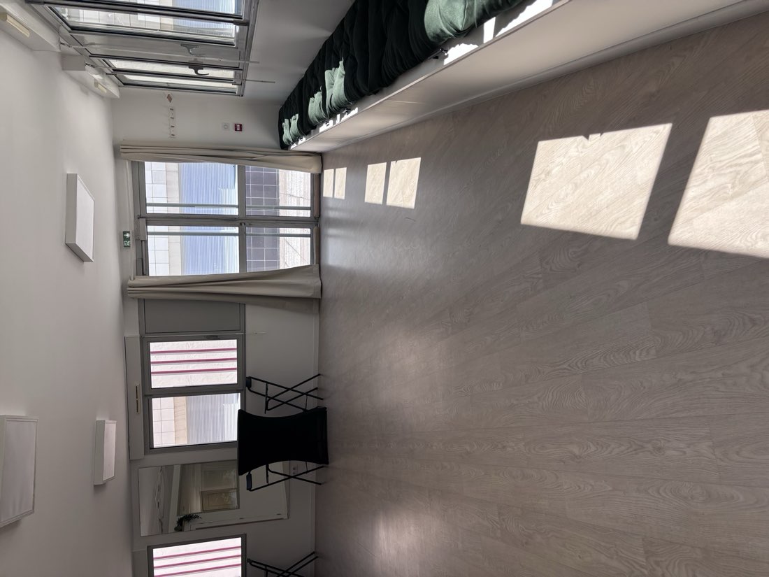 La banquette et l'accès terrasse de la salle de cours