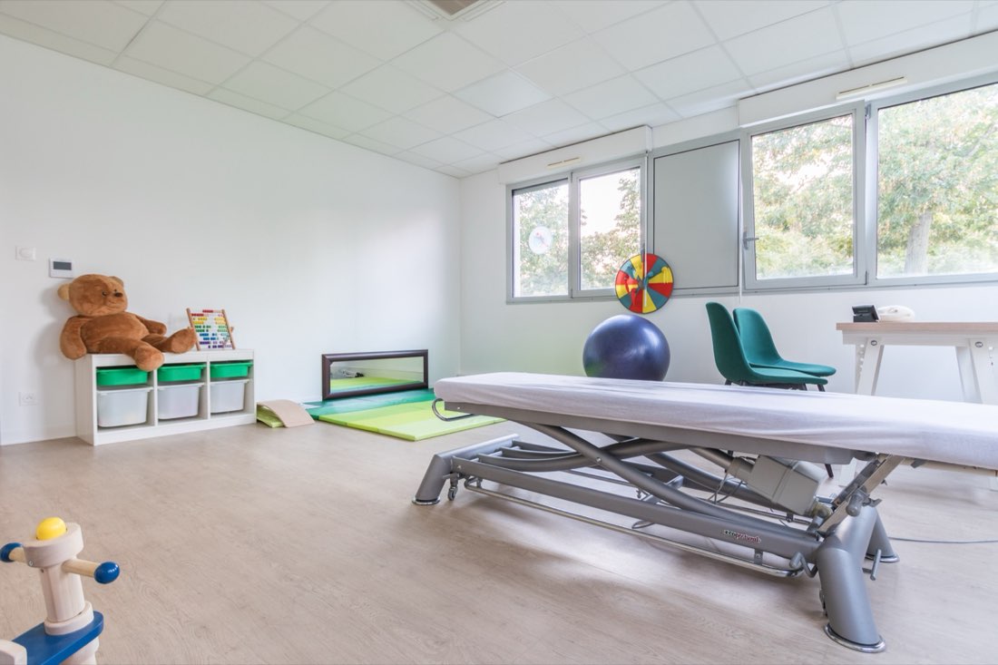 Une salle de soins aménagée pour la prise en charge pédiatrique